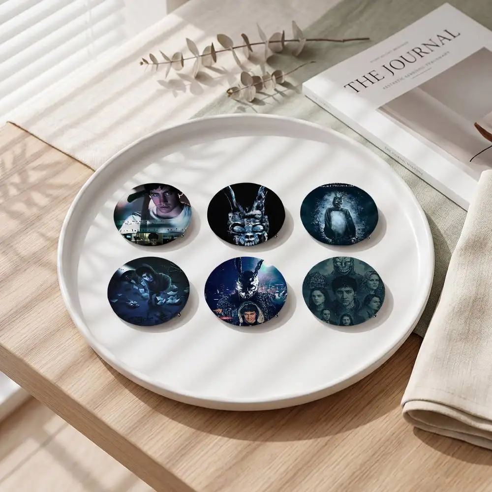 Movie Donnie Darko Vintage Ani - Collectible Vintage Brooches บทวิจารณ์และราคา