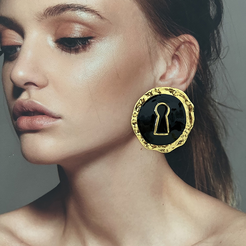 Exaggerated Black Enameled All - Vintage Collectible Jewelry บทวิจารณ์และราคา