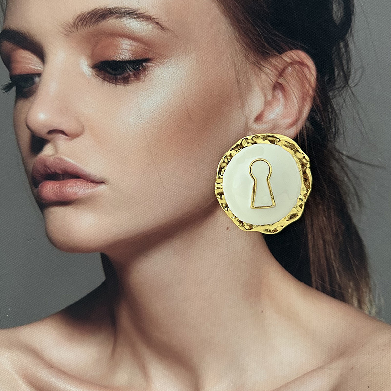 Exaggerated Black Enameled All - Vintage Collectible Jewelry บทวิจารณ์และราคา